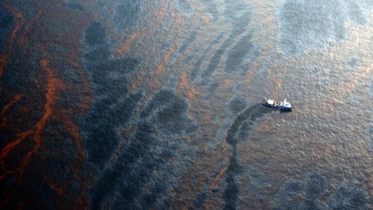 Sunlight helps clean up oil spills more than previously thought ...