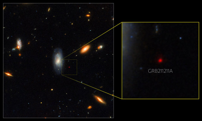 Dit toont de gloed van een kilonova die volgde op de excentrieke gammastraaluitbarsting genaamd GRB 211211A, in beelden van de Gemini North-telescoop en de Hubble-ruimtetelescoop.